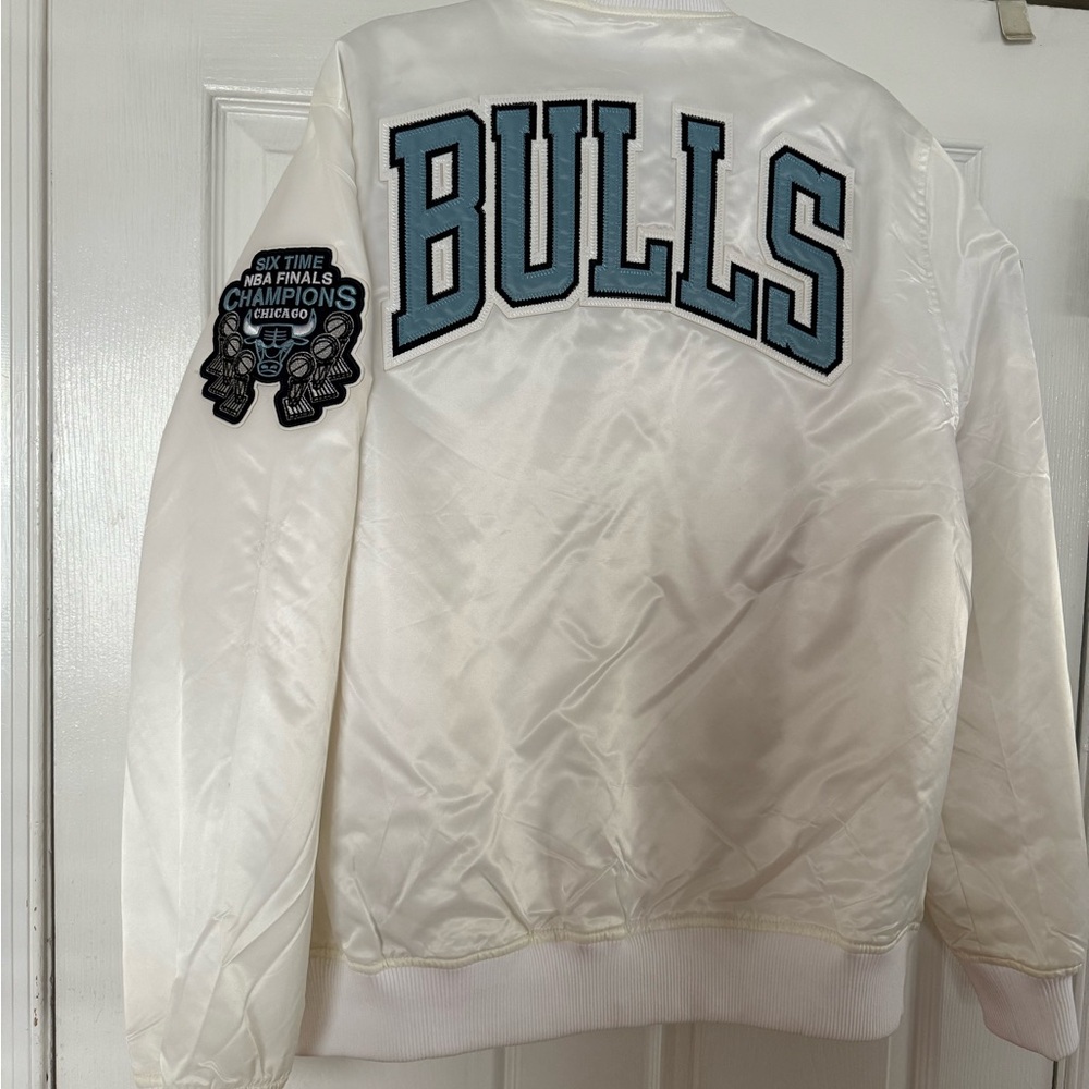 White Bulls Satin Bomber Jacket NBA - Picture 5 of 5